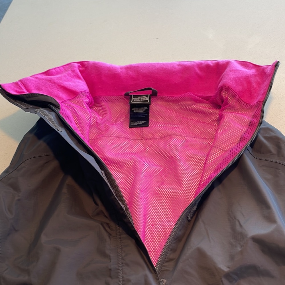 The North Face rain jacket/windbreaker - Picture 7 of 7